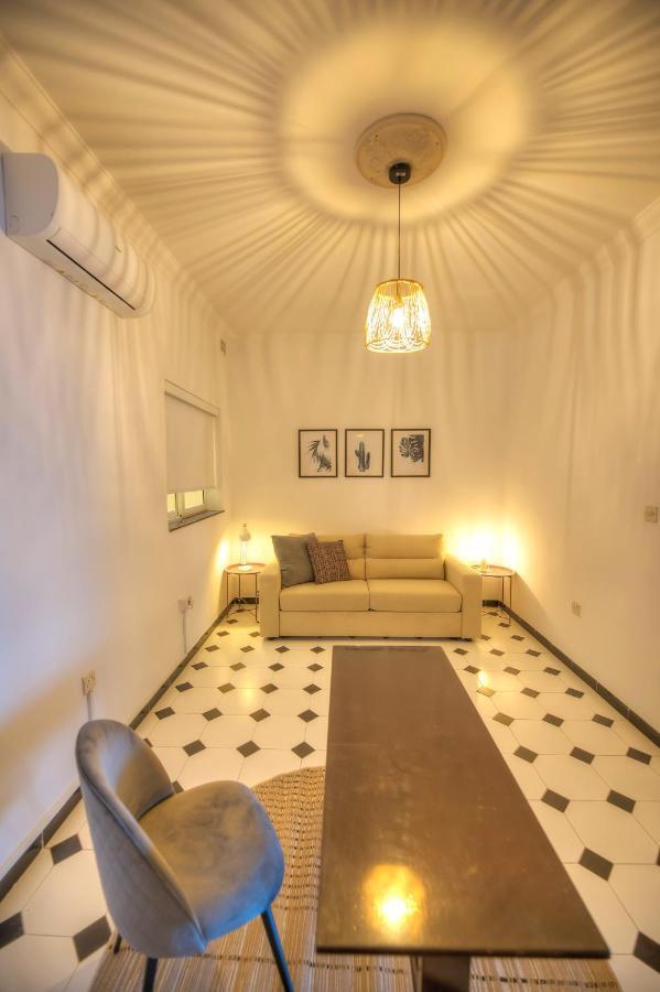 Beautifully Furnished Seafront 4 Bedrooms Goslm-4 슬리에마 외부 사진