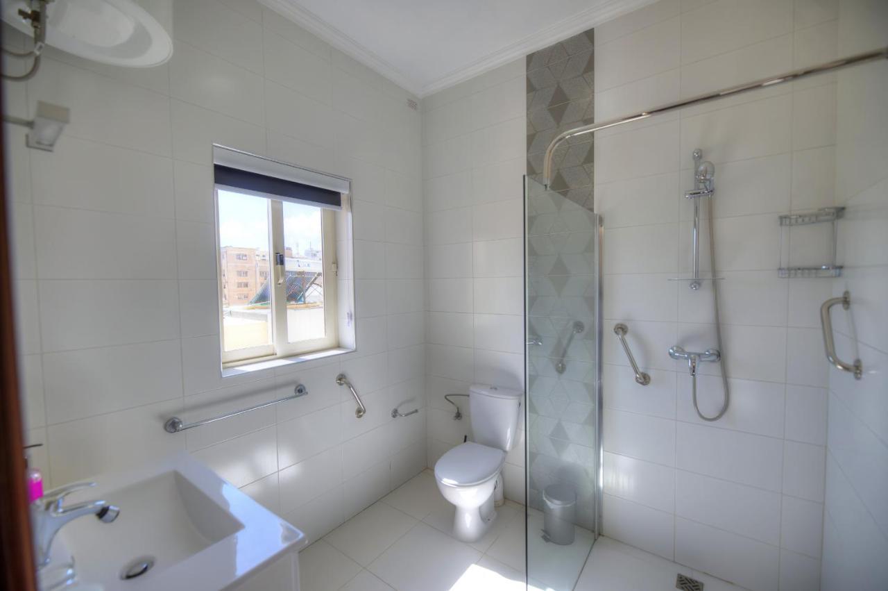 Beautifully Furnished Seafront 4 Bedrooms Goslm-4 슬리에마 외부 사진